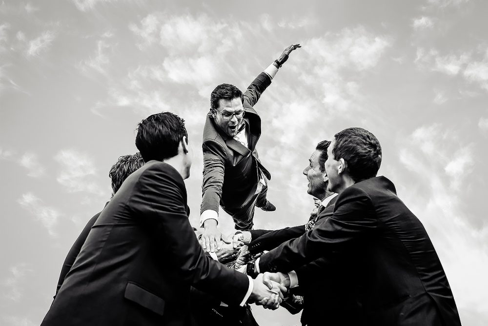 Bruidegom en getuigen: mannen doen coole springfoto